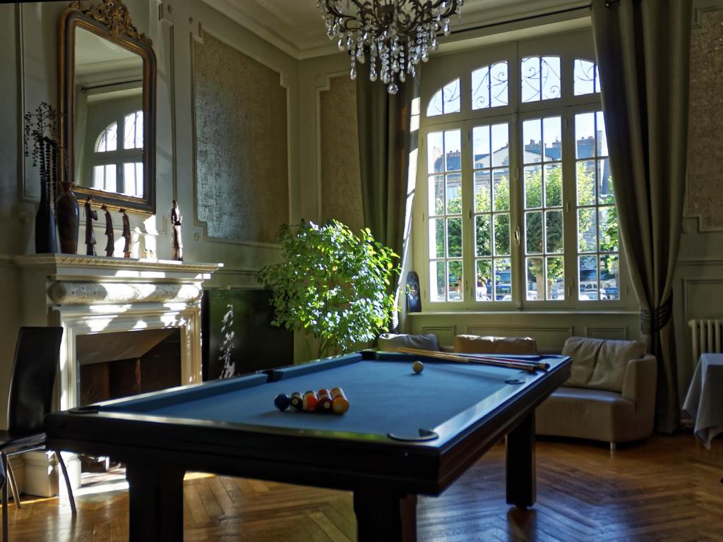 boutique hotel le 27 dinan bretagne pool table