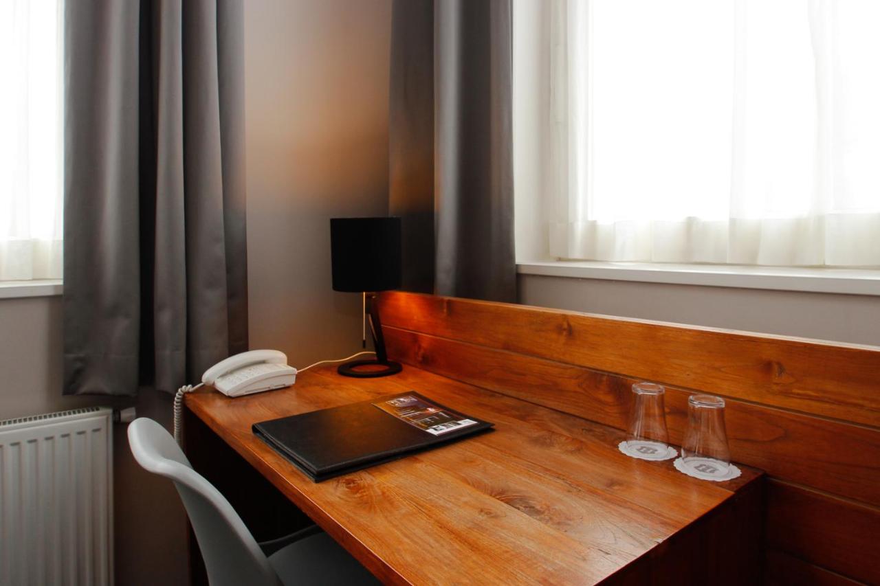 hotel aan de singel delfzijl groningen room desk