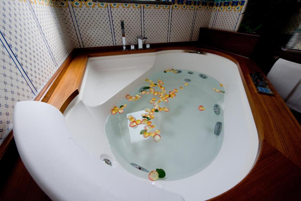 hotel botanico san lazzaro maiori amalfiküste hot tub