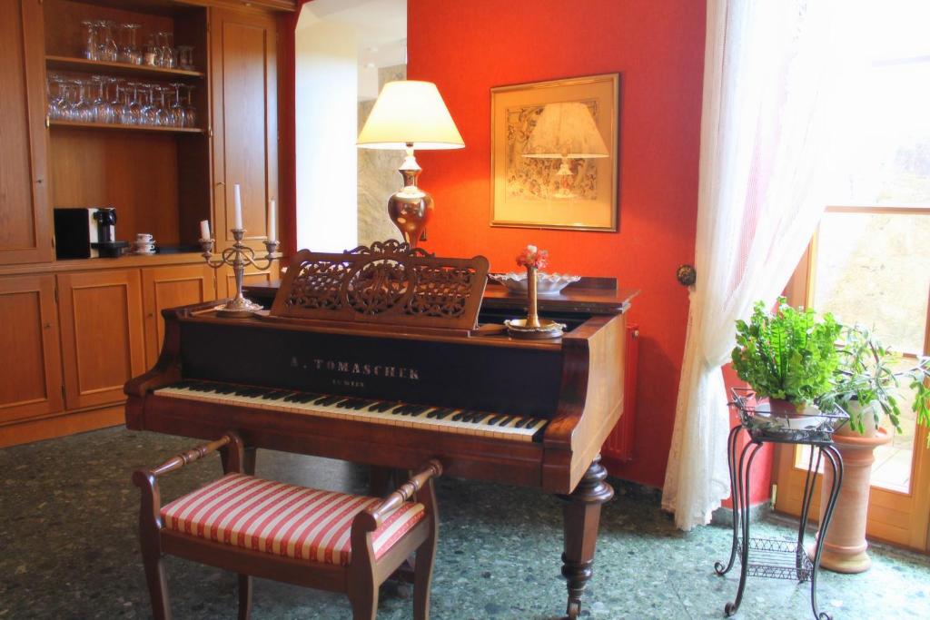 hotel burghotel rothenburg ob der tauber romantische strasse piano