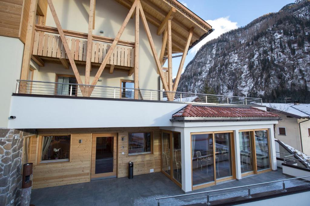 hotel chalet marcora campitello di fassa dolomiten building