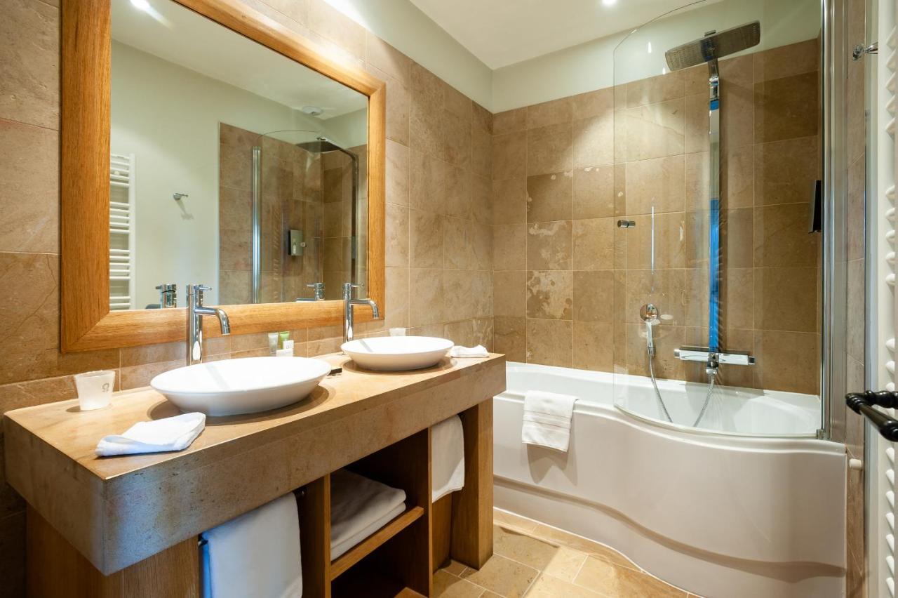 hotel château sainte sabine burgund bathroom
