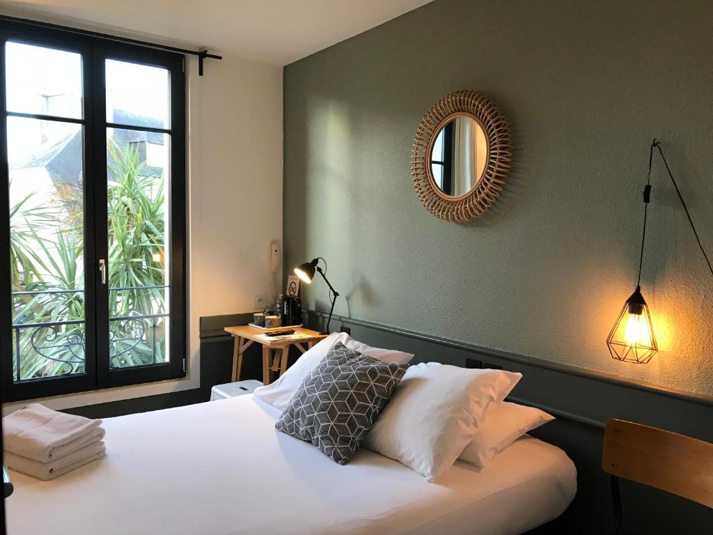 hotel de france saint pol de léon bretagne bed