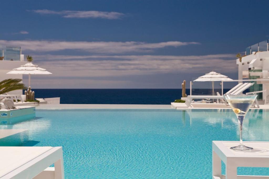 hotel lani's suites de luxe puerto del carmen lanzarote pool