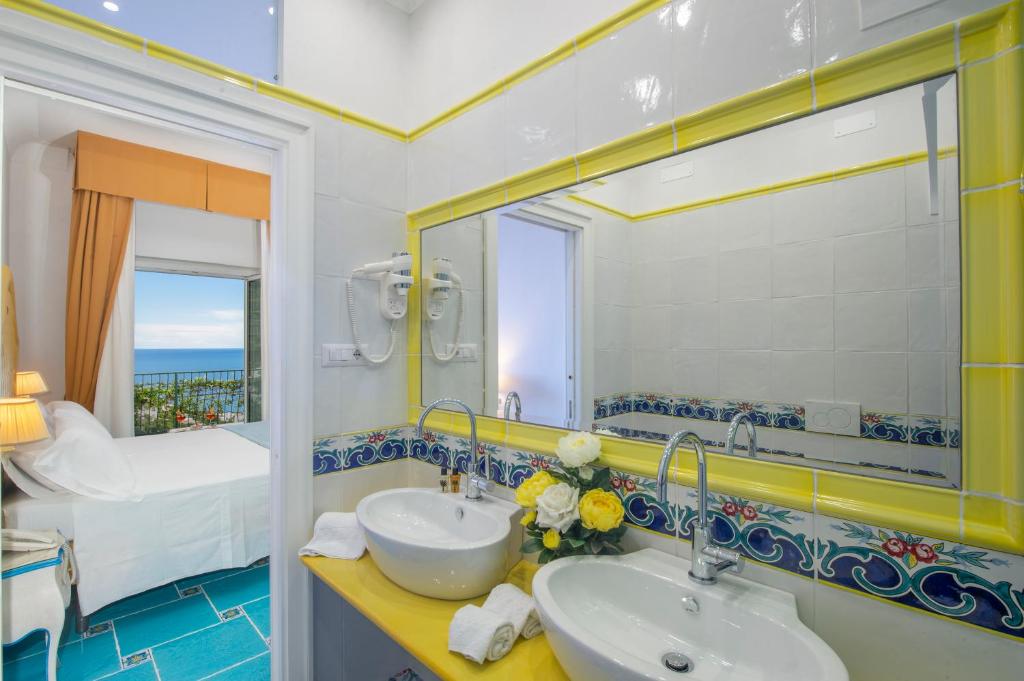 hotel pellegrino praiano amalfiküste bath