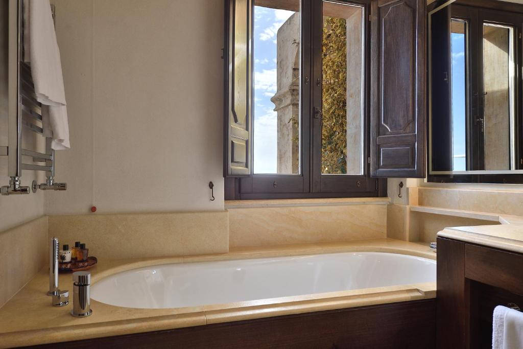 monastero santa rosa hotel & spa conca dei marini amalfiküste bath