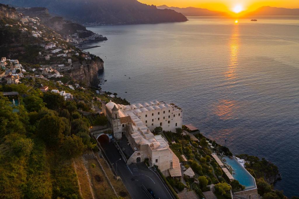 monastero santa rosa hotel & spa conca dei marini amalfiküste view