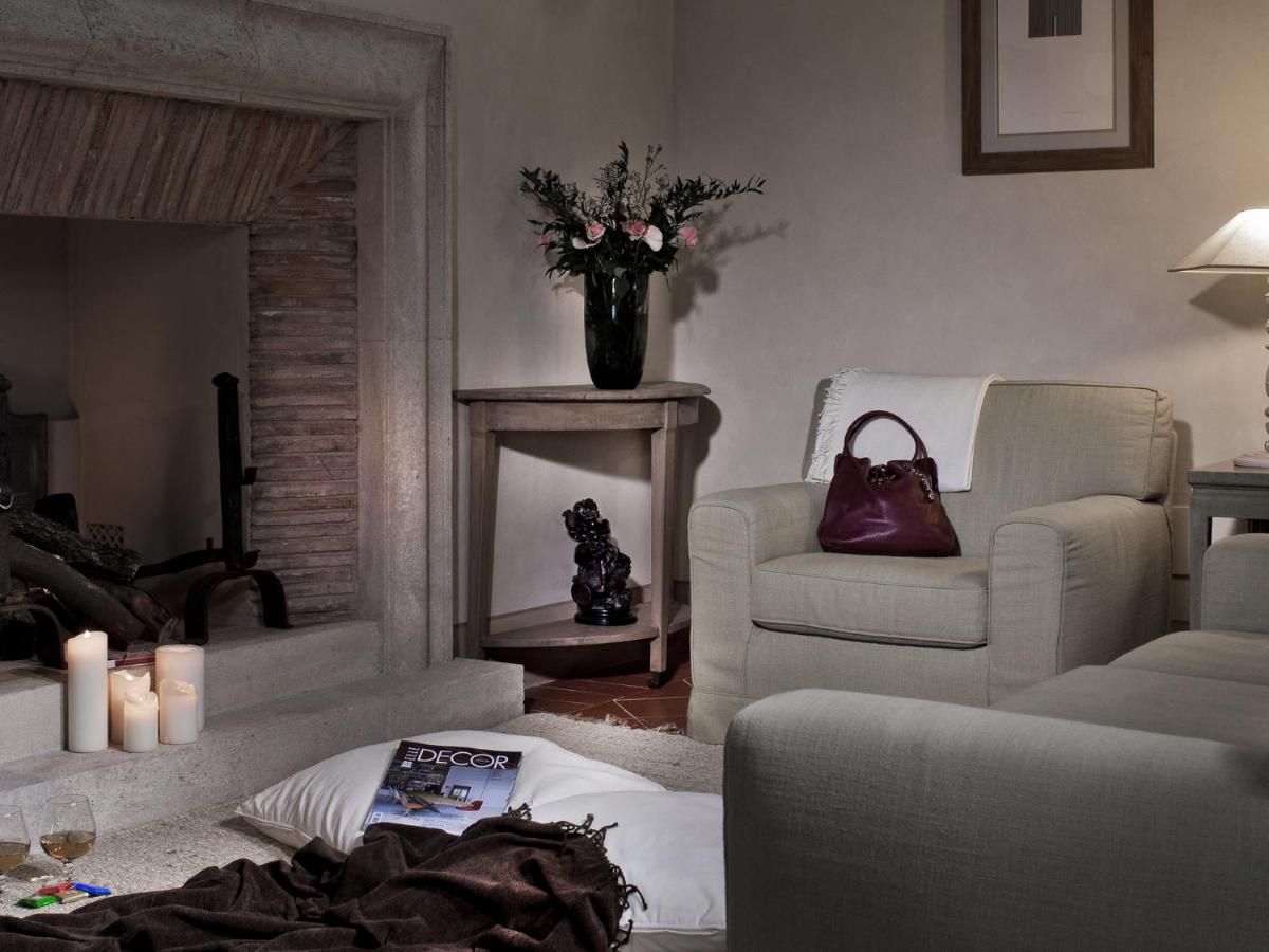 poggio al casone crespina toskana living room