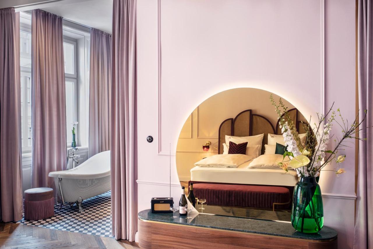 hotel josefine wien mirror