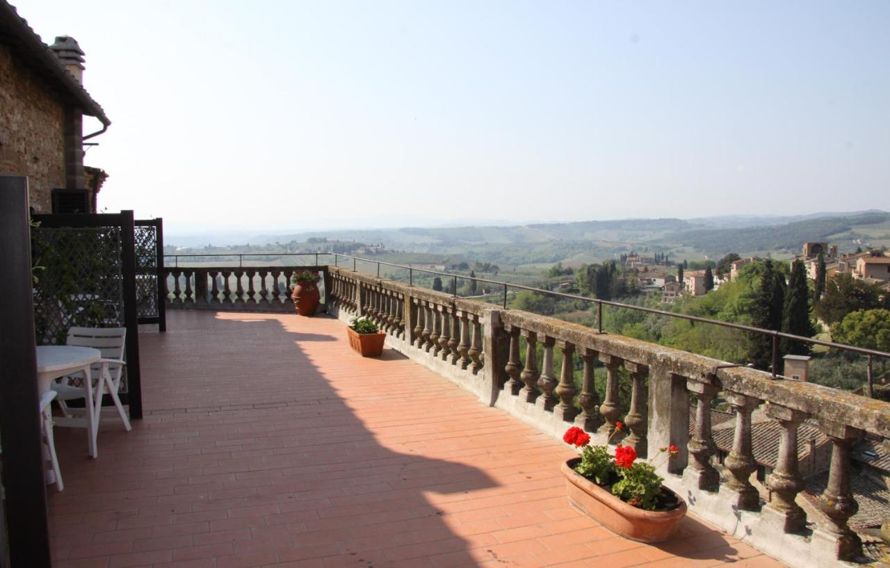 hotel la cisterna san gimignano toskana balcony