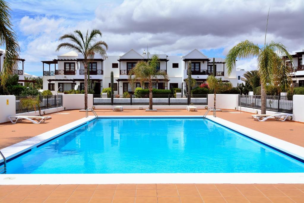 hotel villa papagyo playa blanca lanzarote pool