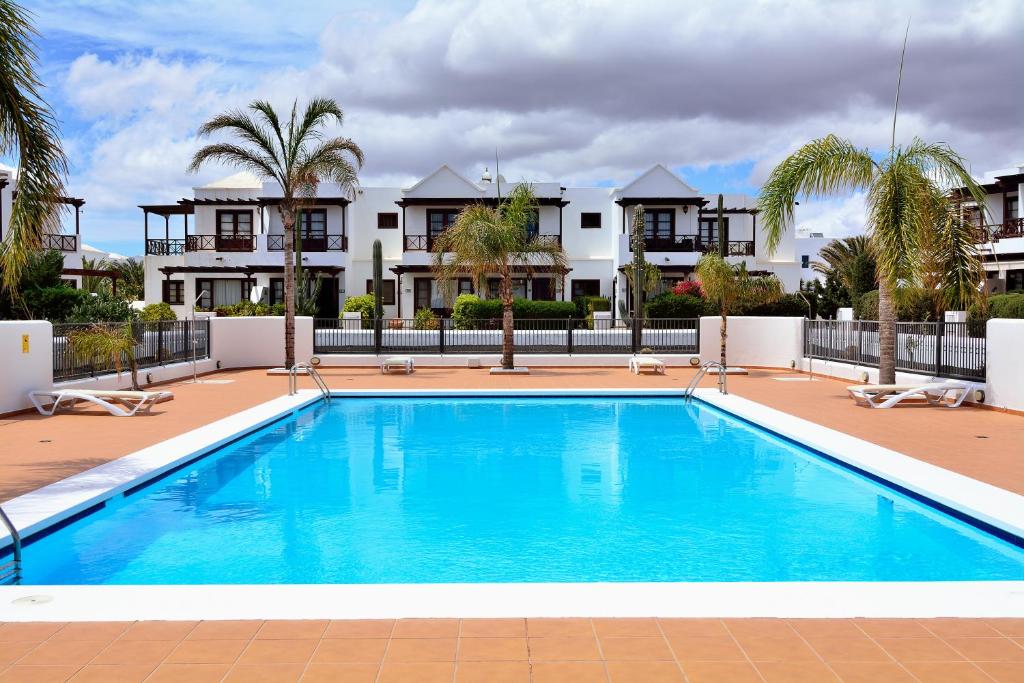hotel villa papagyo playa blanca lanzarote pool