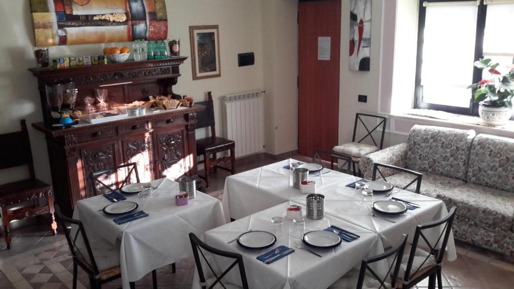hotel bed & breakfast a casa di anto mentana italien table