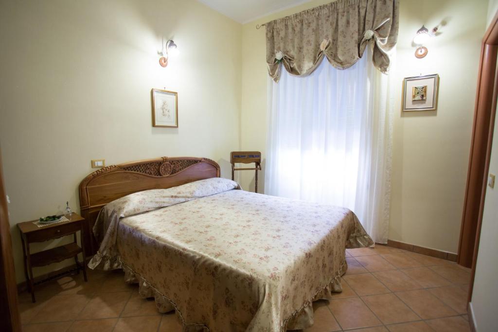hotel casa lollobrigida ciampino italien bed