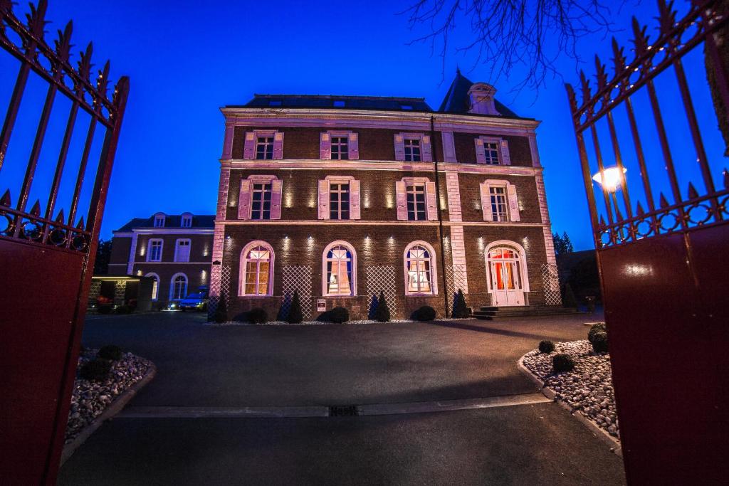 hotel la maison rouge noeux les mines pas de calais building