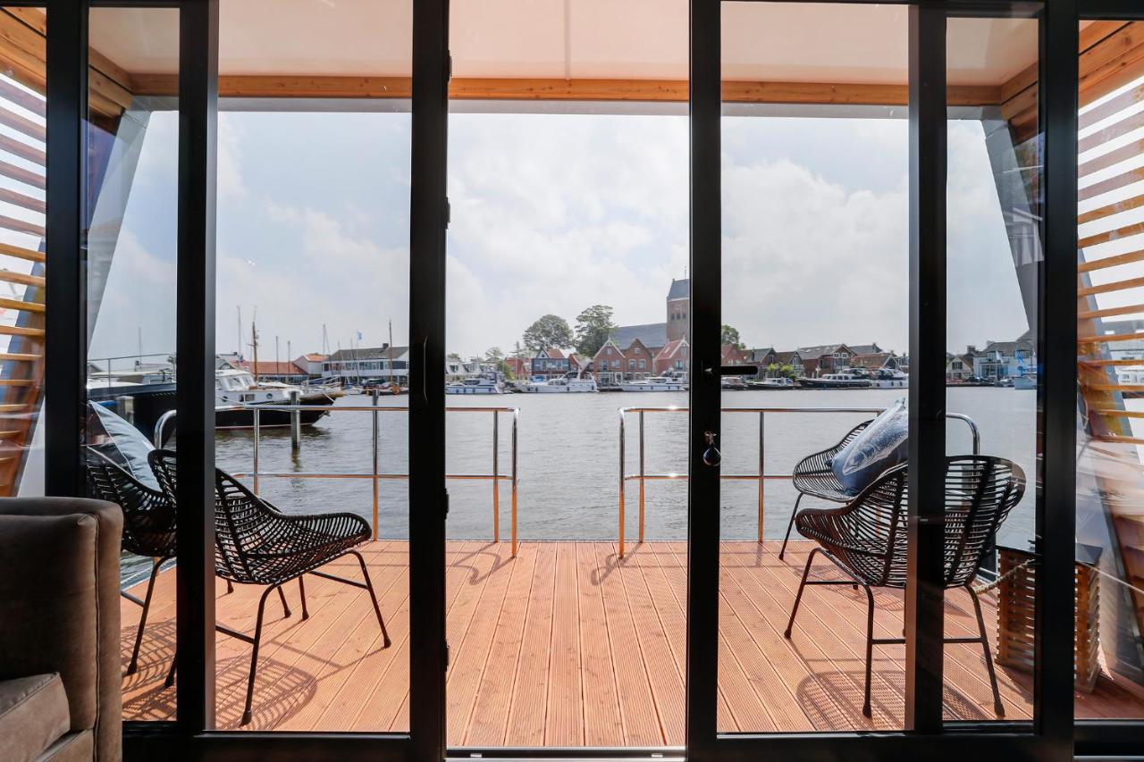 hotel luxe houseboat skoft grou friesische seen balcony