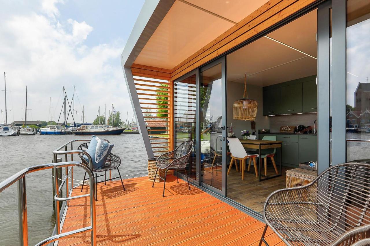 hotel luxe houseboat skoft grou friesische seen balcony2