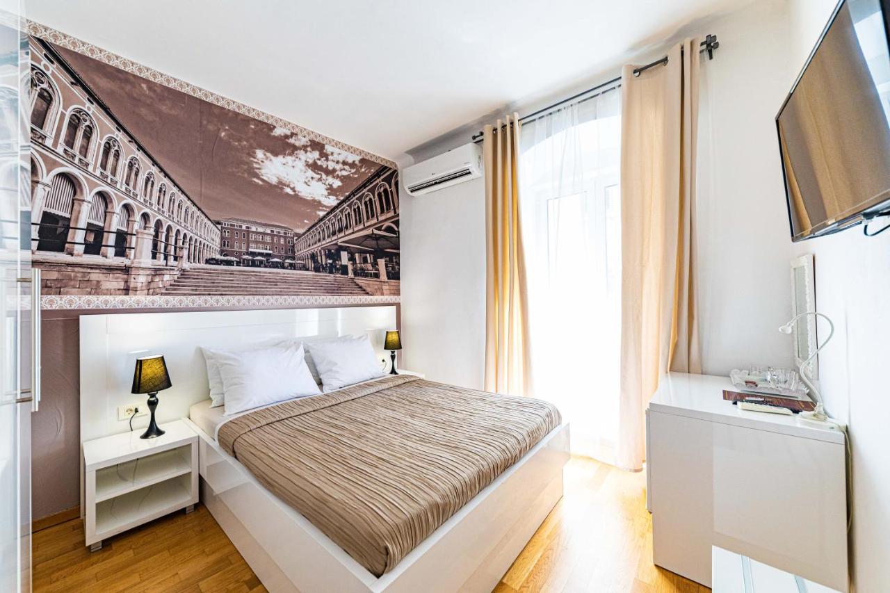 Riva City Rooms split
