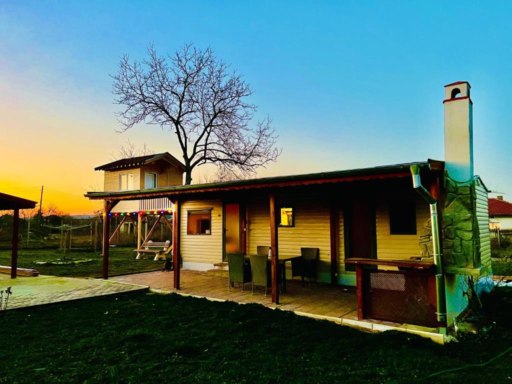 The Happy Caravan & The Tree House Bulgarien