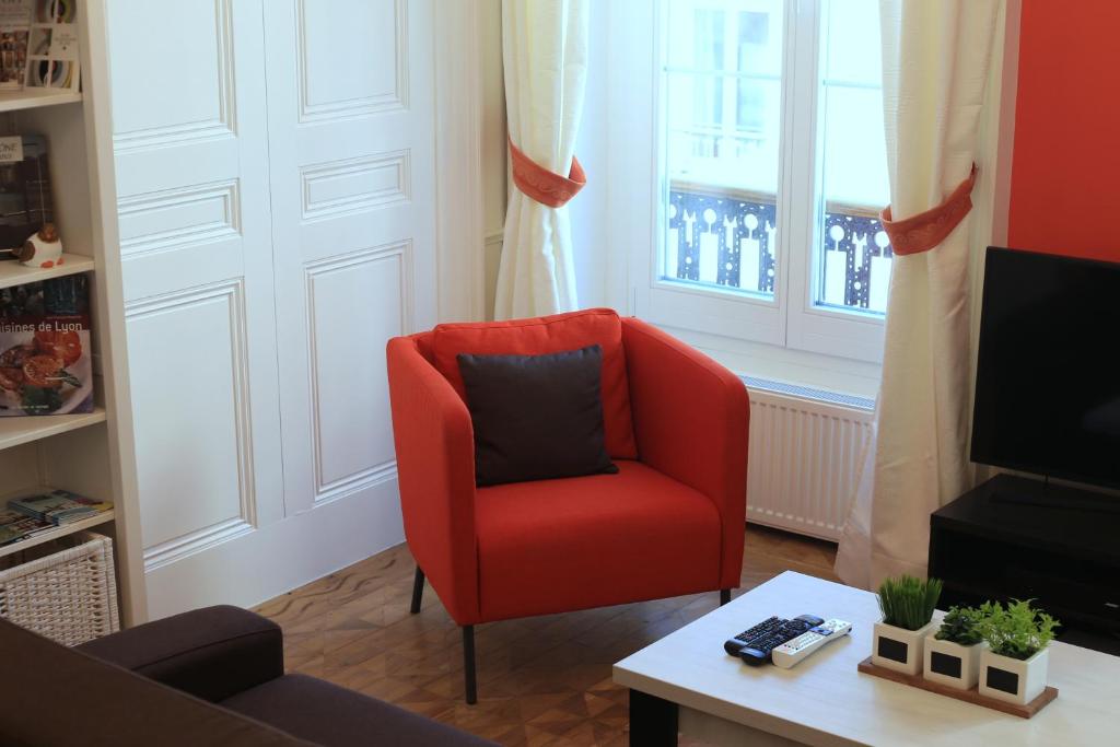 apartment la suite terreaux lyon sofa