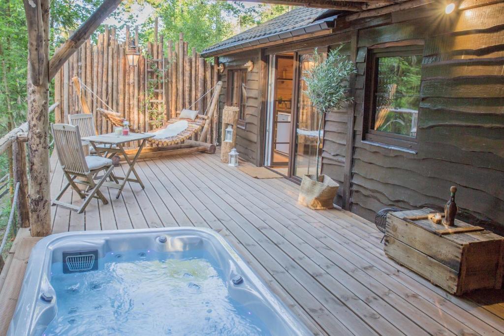 hotel wooden nest durbuy jacuzzi