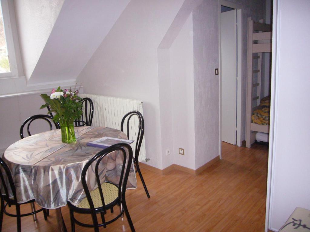 aux studios du parc vogesen table