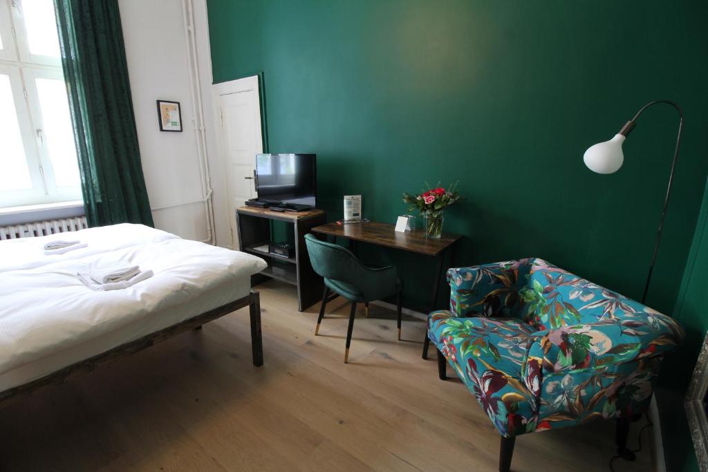 arthotel connection berlin living room