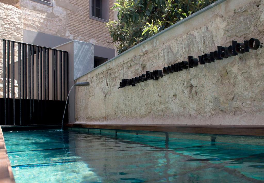 caro hotel valencia pool