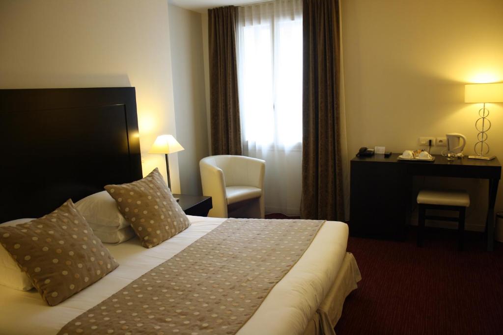 hotel burgevin sully sur loire room