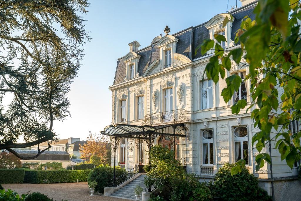 hotel chateau de verrieres & spa saumur loire building