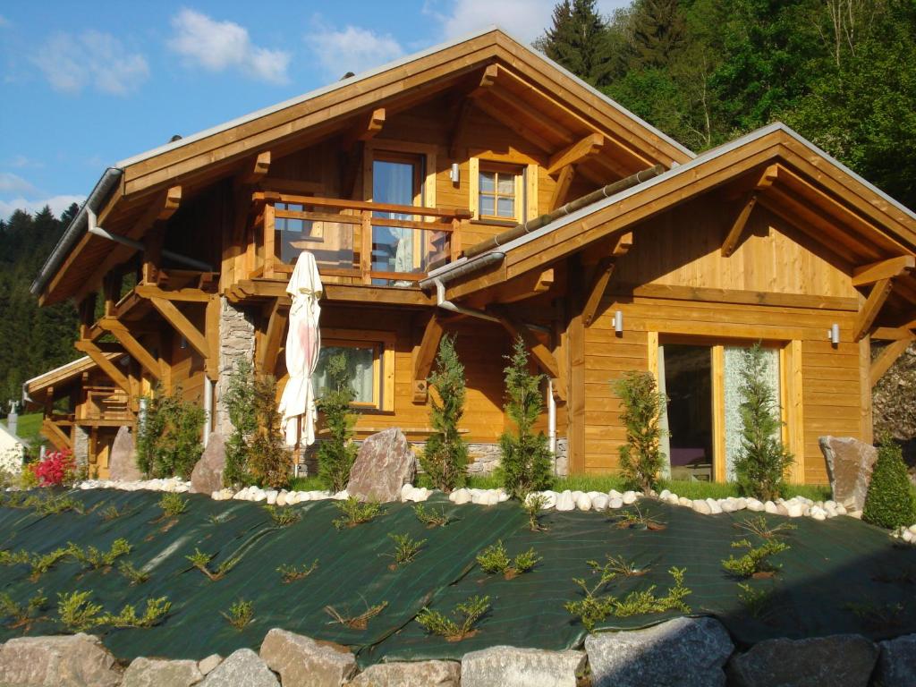 hotel les chalets des chatelmines vogesen building