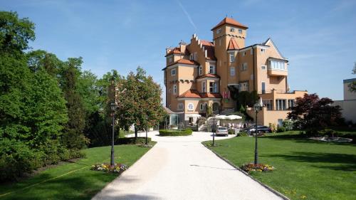 hotel schloss mönchstein salzburg österreich building