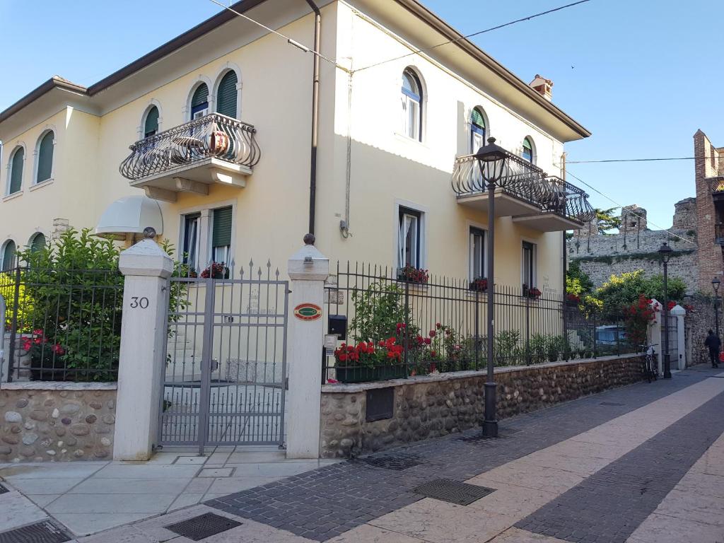 hotel villa cansignorio lazise gardasee building