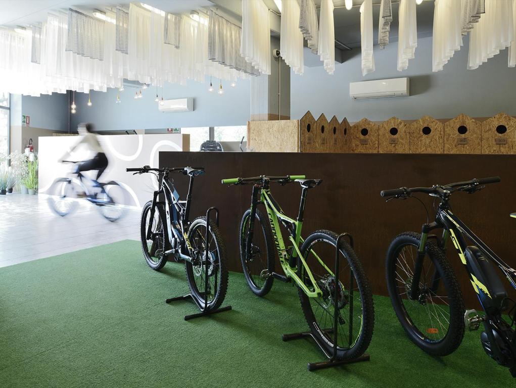 relais rossar boutique hotel garda & hills costermano gardasee bicycle